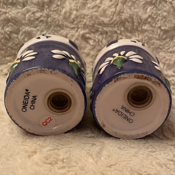 ONEIDA China Sakura Discontinued Spring Daisy Salt & Pepper Shakers - Picture 5 of 6